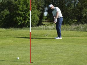 Näher an die Fahne chippen